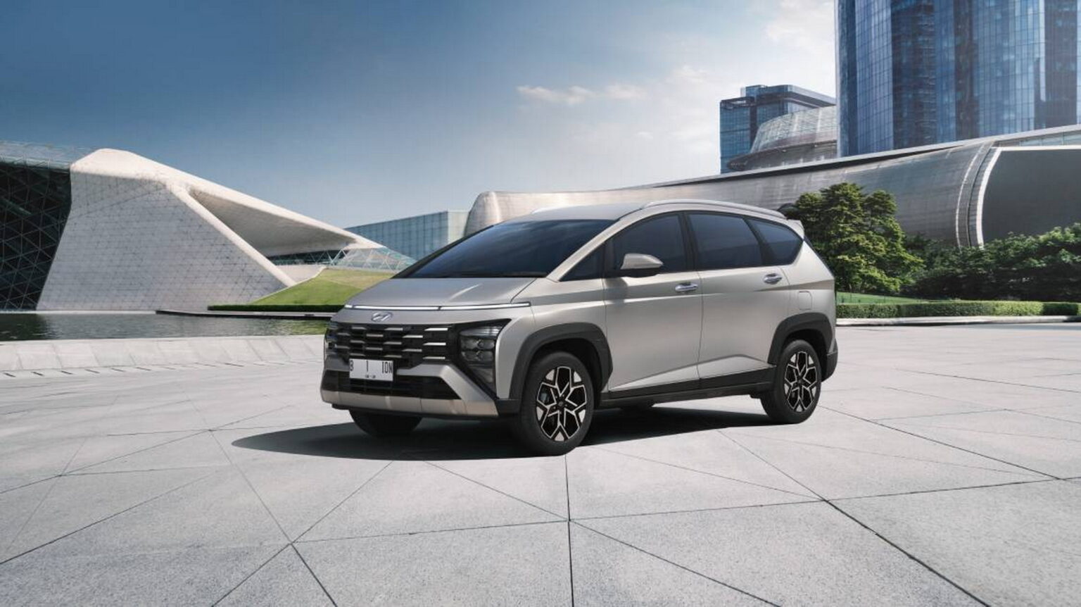 Hyundai Stargazer X Is A Budget Crossover Minivan With Futuristic Looks