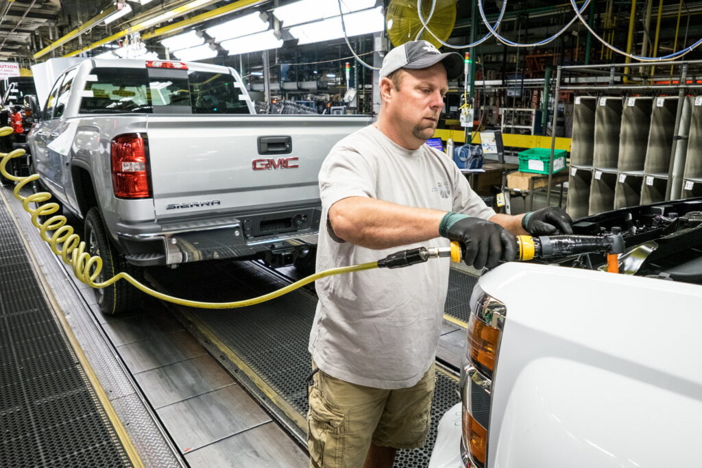 Journalist Asks GM CEO Mary Barra About $29 Million Paycheck After UAW ...