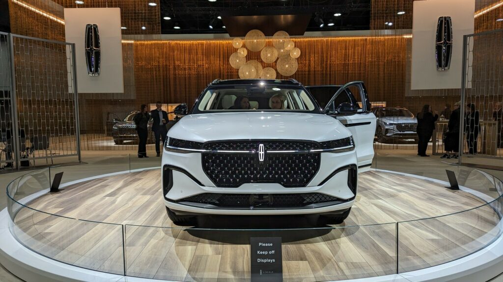 Lincoln Unveils 2024 Nautilus With Turbo-Hybrid, 5G And 48-inch  Coast-To-Coast Display