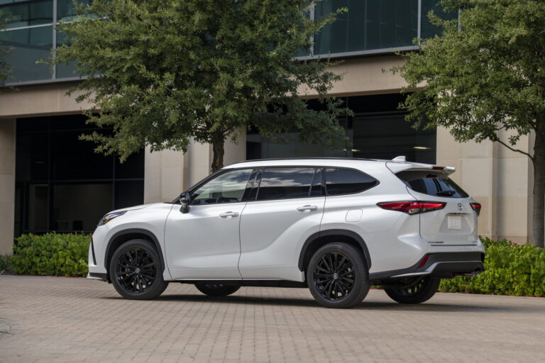 2024 Toyota Highlander Gains Nightshade Trim, Loses L Trim, Starting ...