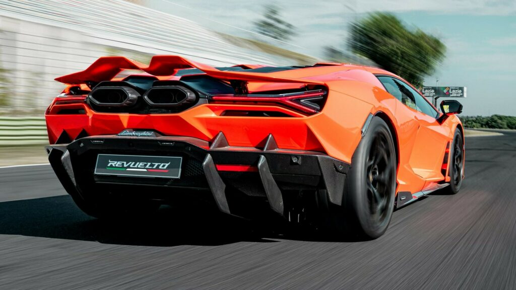     Les véhicules électriques Lamborghini auront plus de 1 300 ch mais offriront toujours des émotions de conduite passionnantes, déclare le patron de la marque