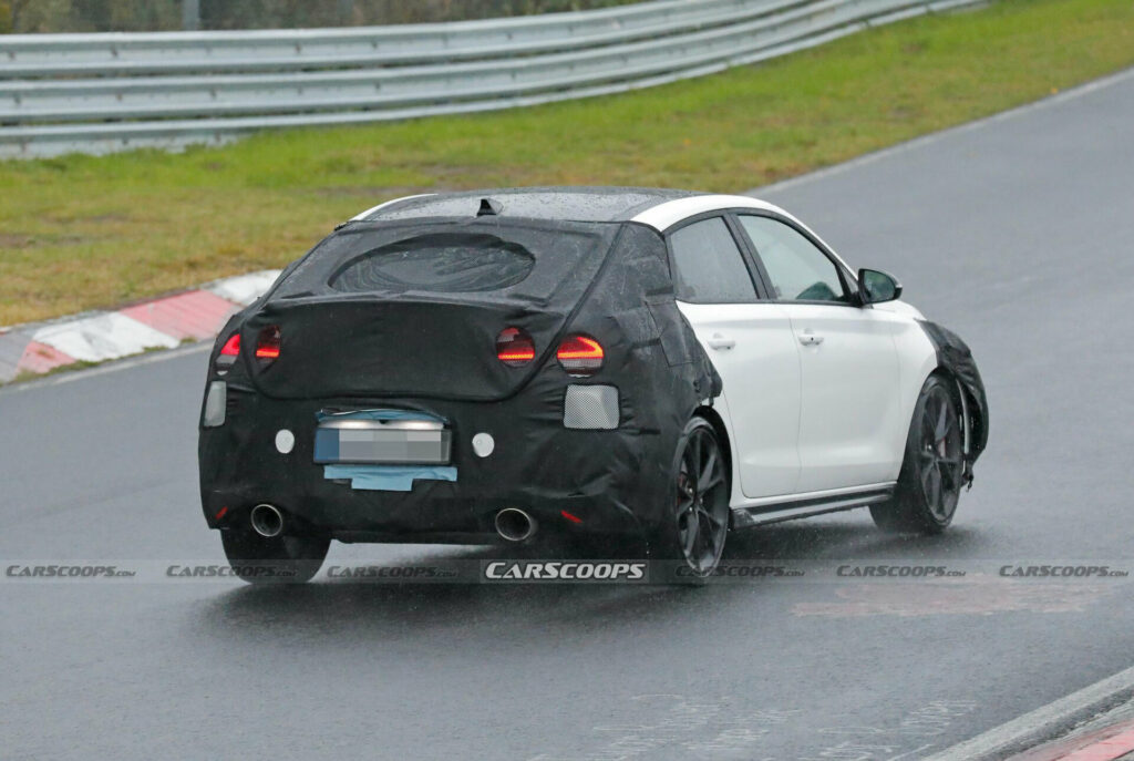     Tests espionnés de la Hyundai i30 Fastback N renouvelée aux côtés du modèle actuel