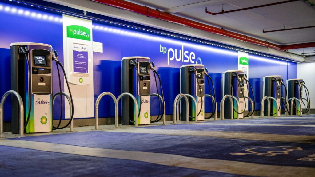     BP vient de dépenser 100 millions de dollars pour installer des superchargeurs Tesla dans ses stations-service