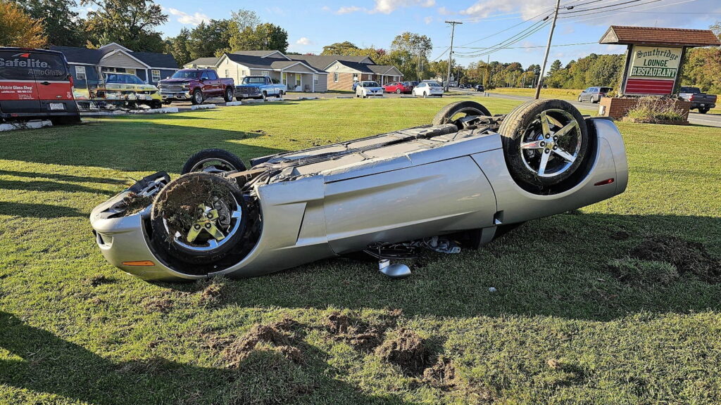     Une Corvette se retourne après un épuisement présumé lors d'un salon automobile