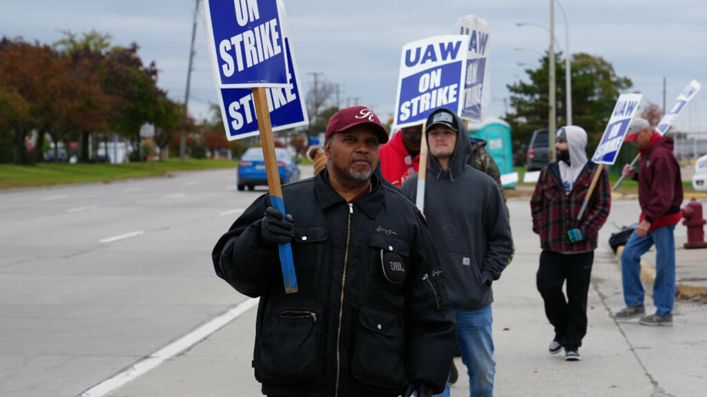     Ford et l'UAW parviennent à un accord de principe pour mettre fin à la grève