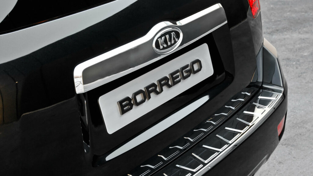     Kia Borrego a un défaut dans la garniture de toit qui pourrait affecter le déploiement de l'airbag