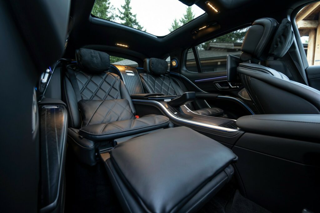   Внедорожник Mercedes-Maybach EQS — ультра-роскошный электромобиль стоимостью 180 тысяч долларов с планшетом сзади и холодильником