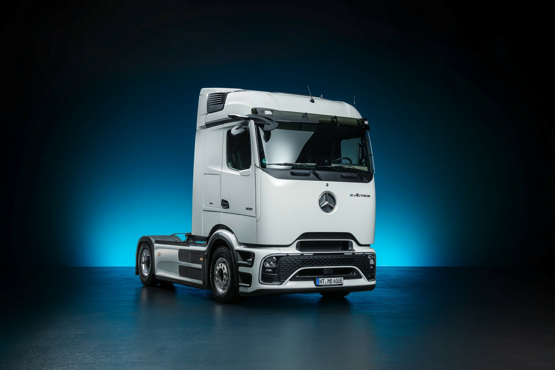 Mercedes Takes On Tesla Semi With New eActros 600 EV Offering 311 Miles ...