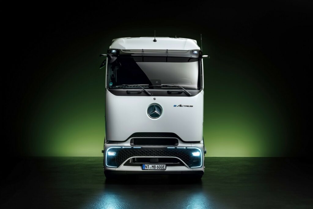 Automobile Magazine on X: Electric Tesla Semi vs. Mercedes-Benz Actros e600  Truck Compared   / X