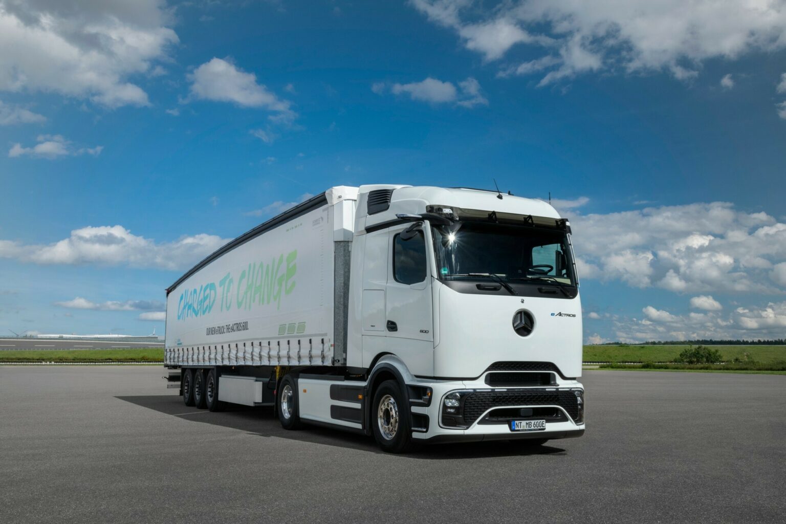 Mercedes Takes On Tesla Semi With New eActros 600 EV Offering 311 Miles ...