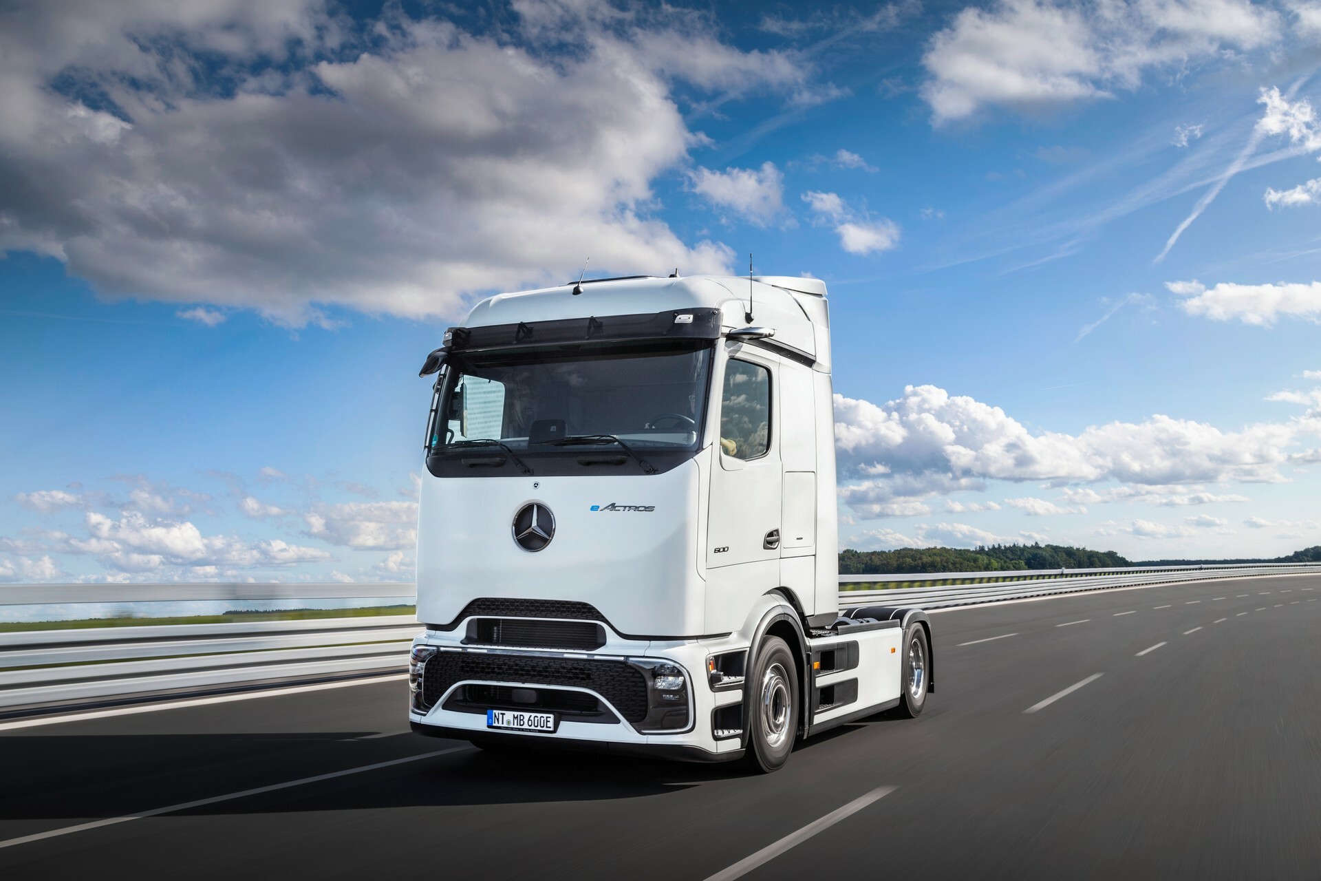 Mercedes Takes On Tesla Semi With New eActros 600 EV Offering 311 Miles ...