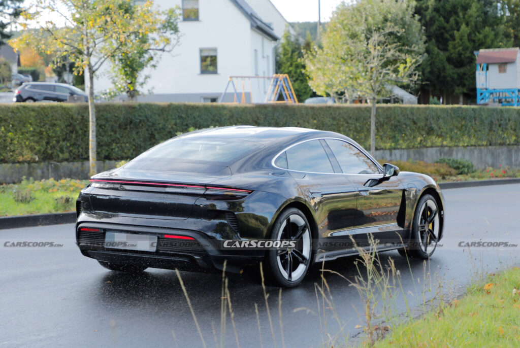     La Porsche Taycan totalement non déguisée montre des pommettes nouvellement ciselées