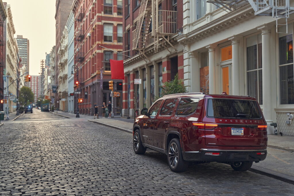     Jeep rappelle 97 000 Wagoneer et Grand Wagoneer pour ceintures de sécurité endommagées