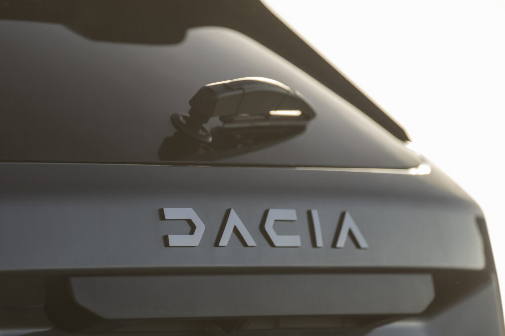     Dacia C-Neo 2026 : ce que l'on sait de la compacte abordable qui viendra équiper l'Octavia de Skoda