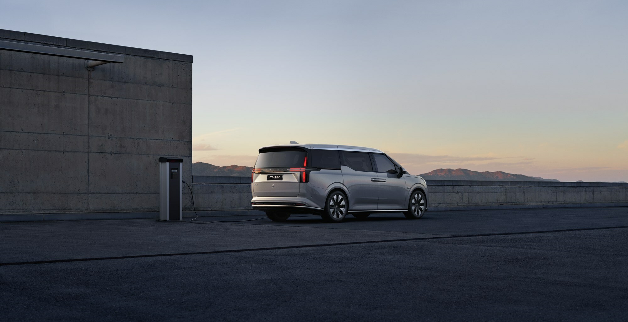 New Volvo EM90 Is A $114,000 Luxury Electric Minivan With Over 450 ...