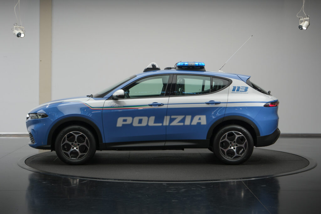     La Tonale d'Alfa est désormais une voiture de police italienne, Dodge devrait-il fabriquer un équivalent Hornet ?