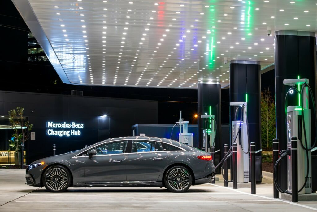     Mercedes ouvre un nouveau centre de recharge élégant aux États-Unis