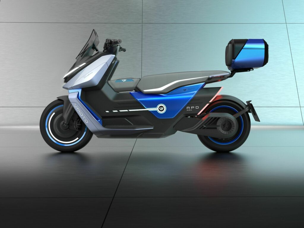     Vmoto APD conçu par Pininfarina est un maxi scooter que l'on adorerait rouler
