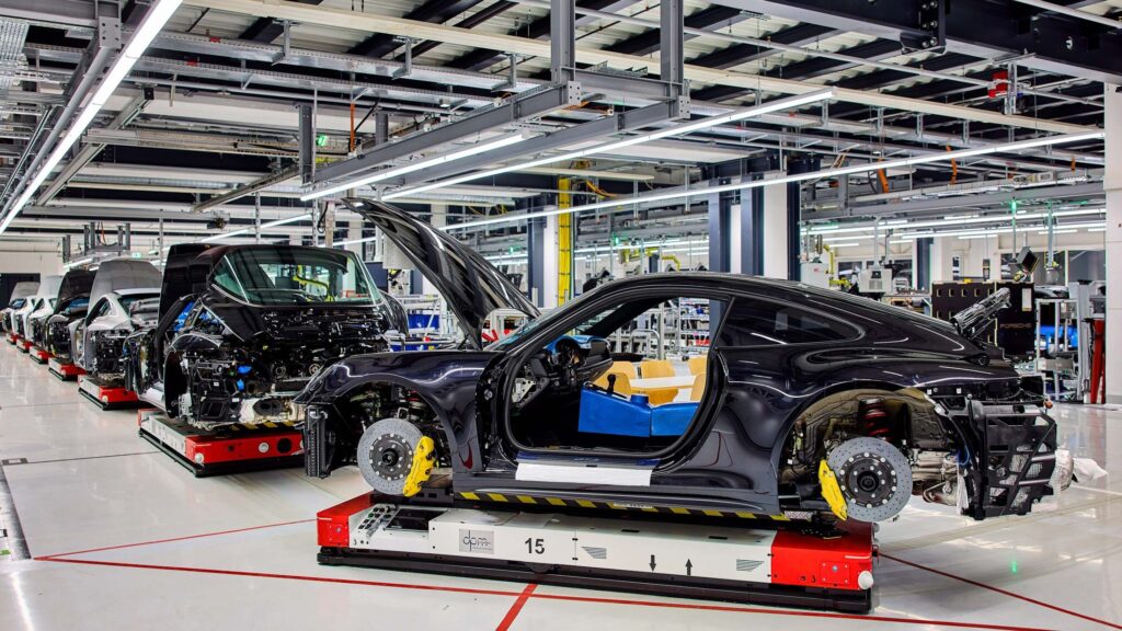     La Porsche 911 bénéficie d'une technologie de conduite autonome, mais uniquement sur la chaîne de montage