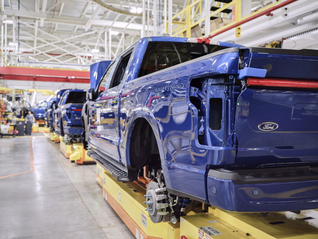     Ford réduit de moitié la production du F-150 Lightning d’ici 2024 alors que la demande de véhicules électriques diminue