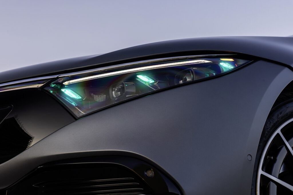 Si ves un Mercedes con luces turquesas, conduce de forma autónoma