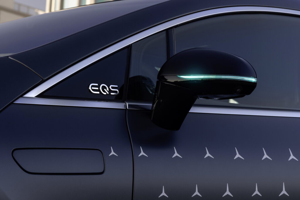 Si ves un Mercedes con luces turquesas, conduce de forma autónoma