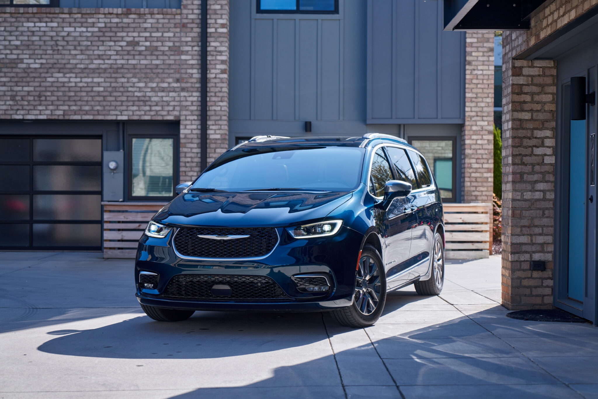 Chrysler To Keep Pacifica Alive With A Major Facelift After 2025