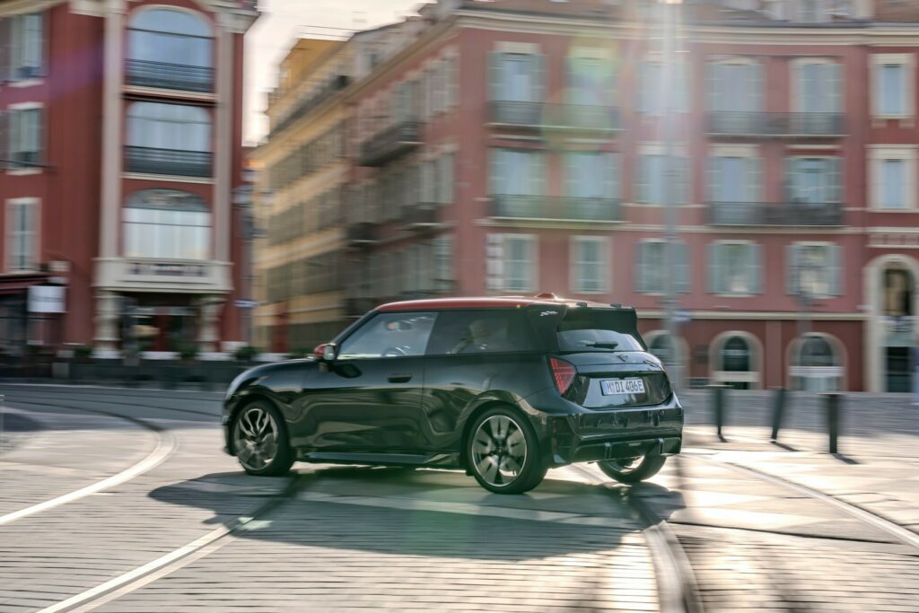 All-electric in a sporty look: The new MINI Cooper SE in JCW Trim.