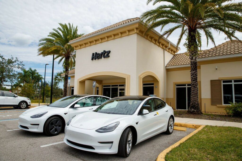     Hertz vend des flottes de location de véhicules électriques Tesla pour aussi peu que 17 000 $ : en achèteriez-vous un ?