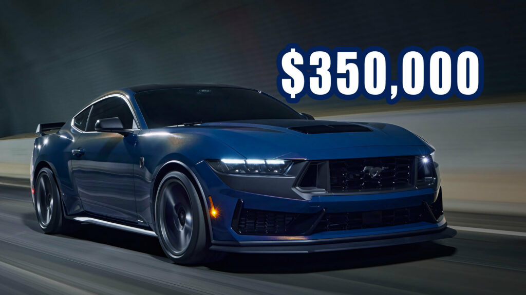     La première Ford Mustang Dark Horse 2024 se vend 350 000 $ aux enchères