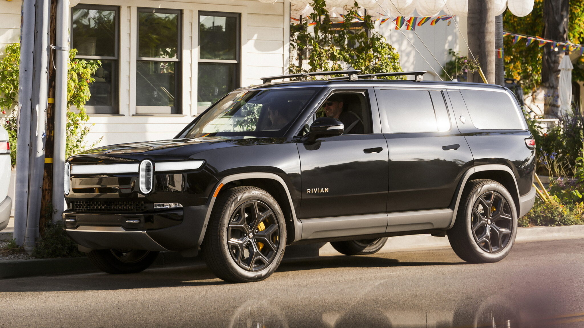 Rivian R1S Now Available For Lease, But It’ll Cost You Carscoops