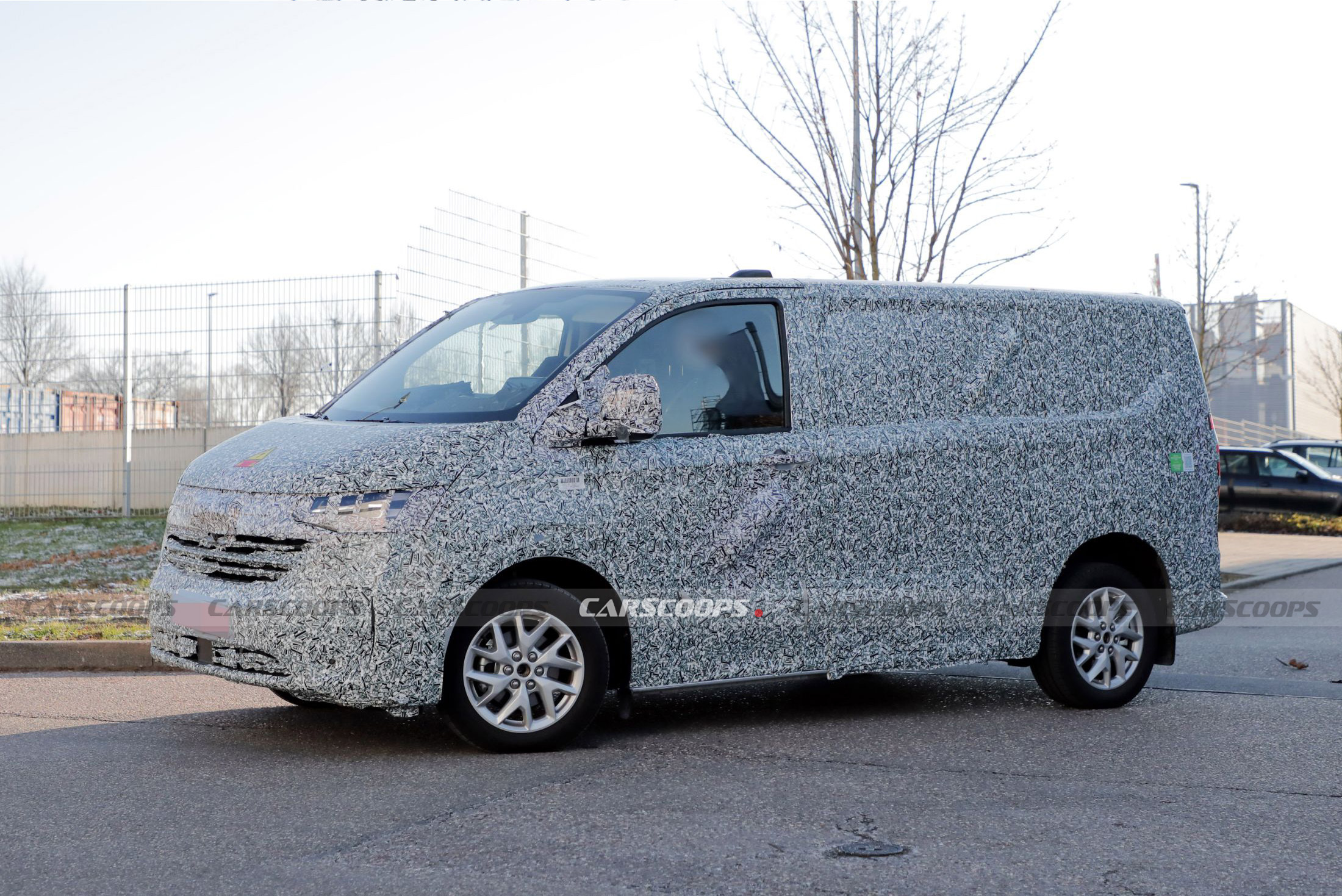 2025 VW Transporter T7 Spied In EV Form With A Double-Cab Flatbed Body ...