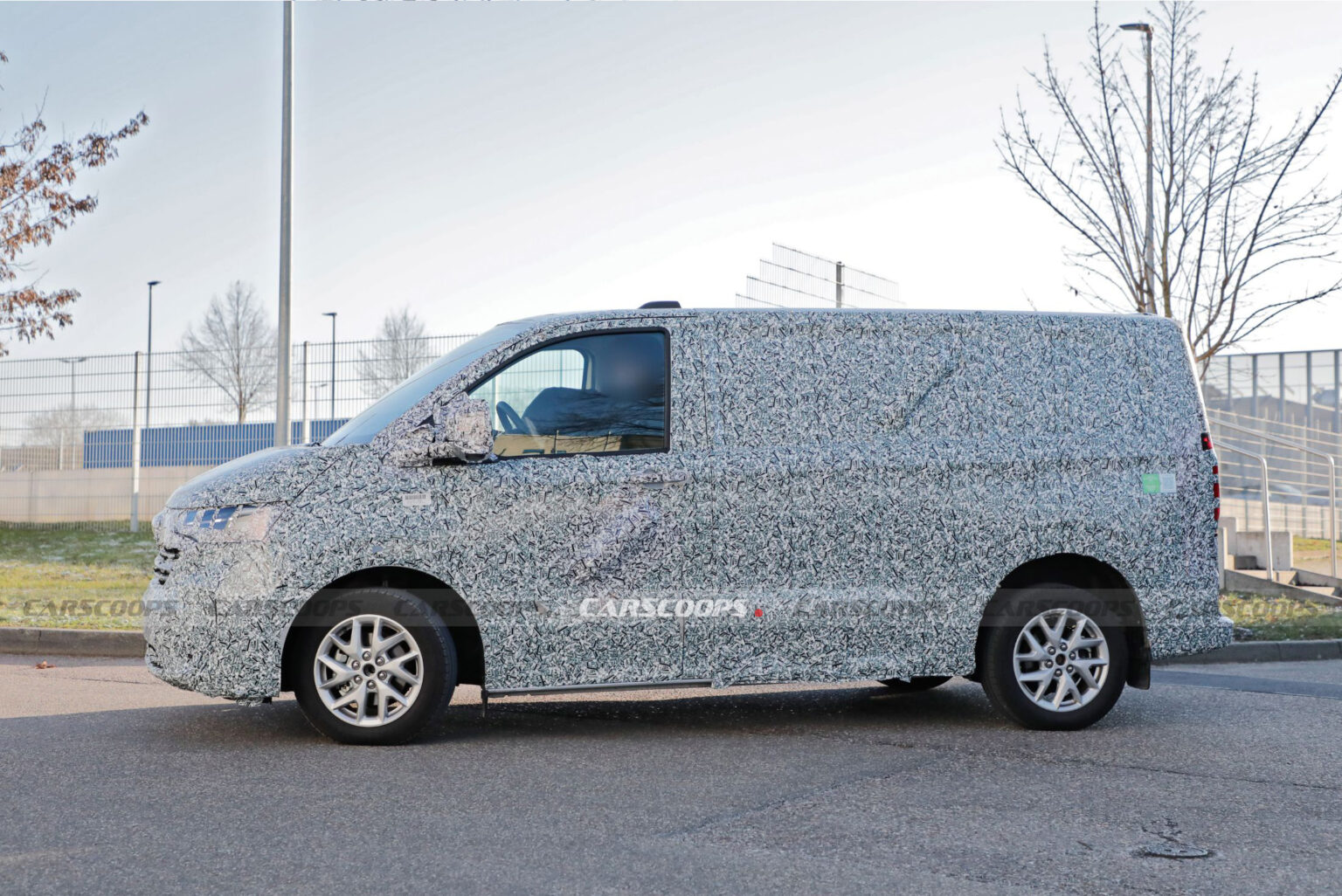 2025 VW Transporter T7 Spied In EV Form With A Double-Cab Flatbed Body ...