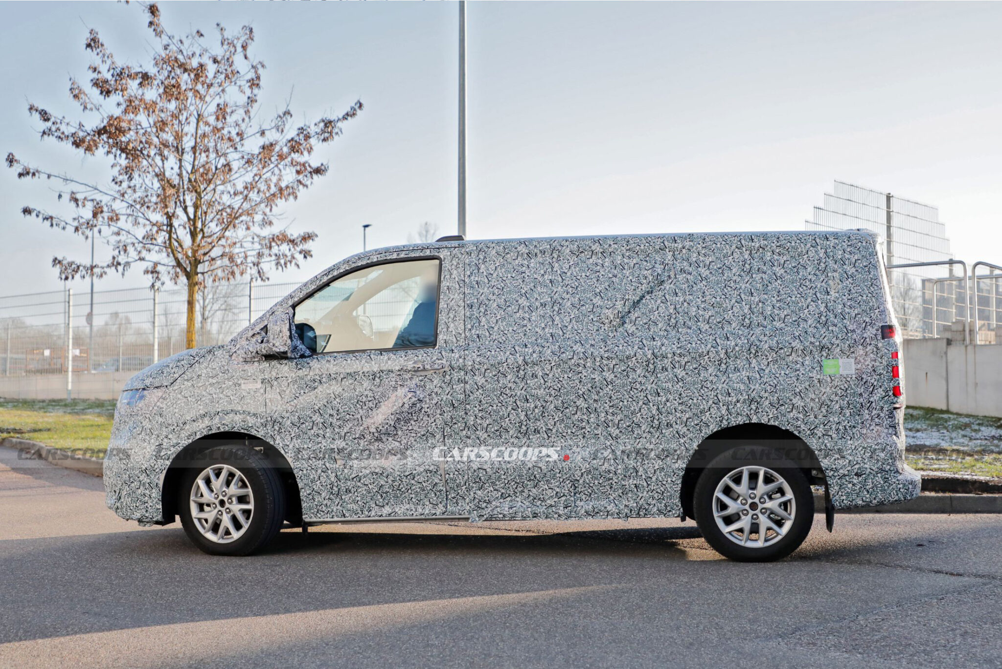 2025 VW Transporter T7 Spied In EV Form With A Double-Cab Flatbed Body ...