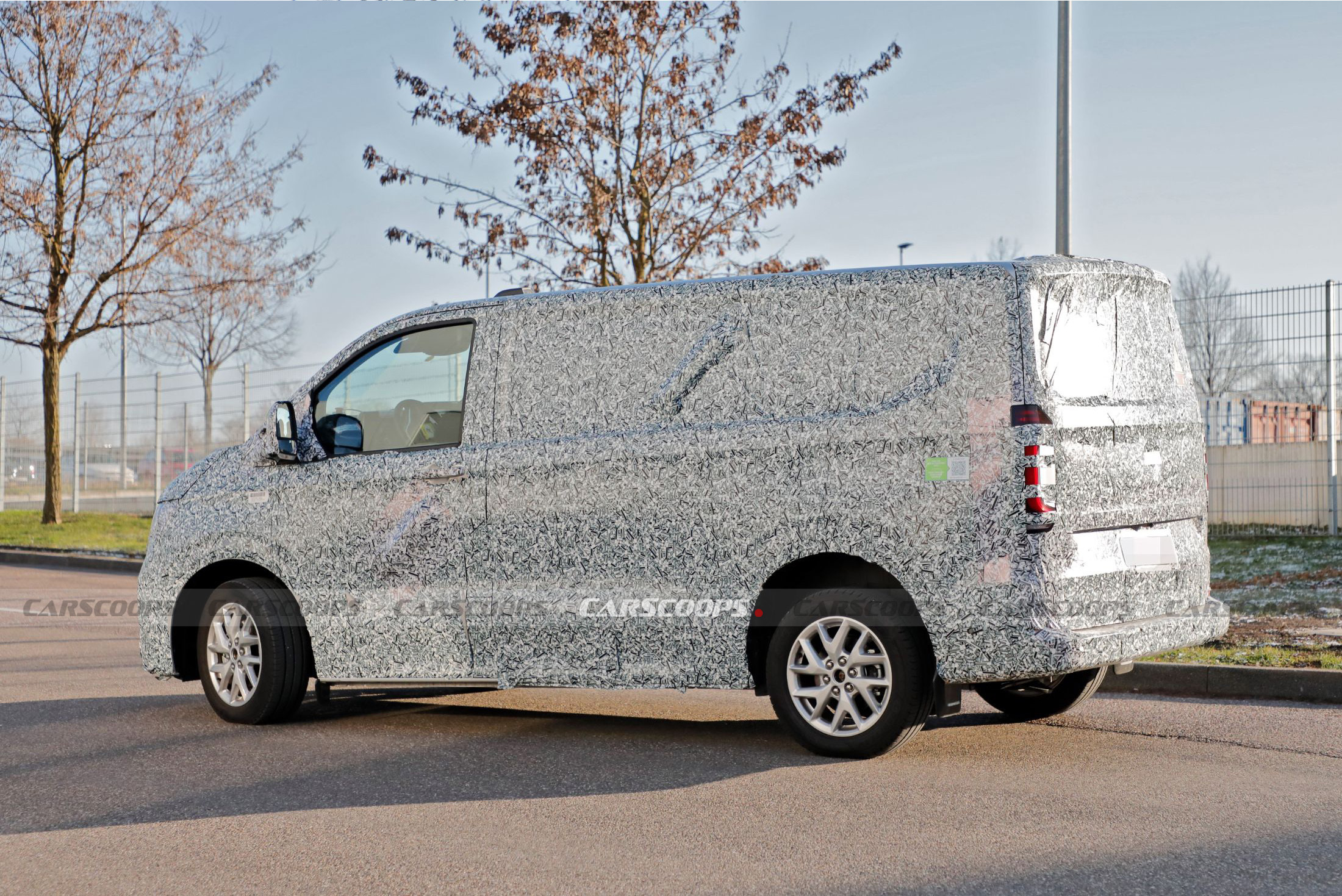 2025 VW Transporter T7 Spied In EV Form With A Double-Cab Flatbed Body ...