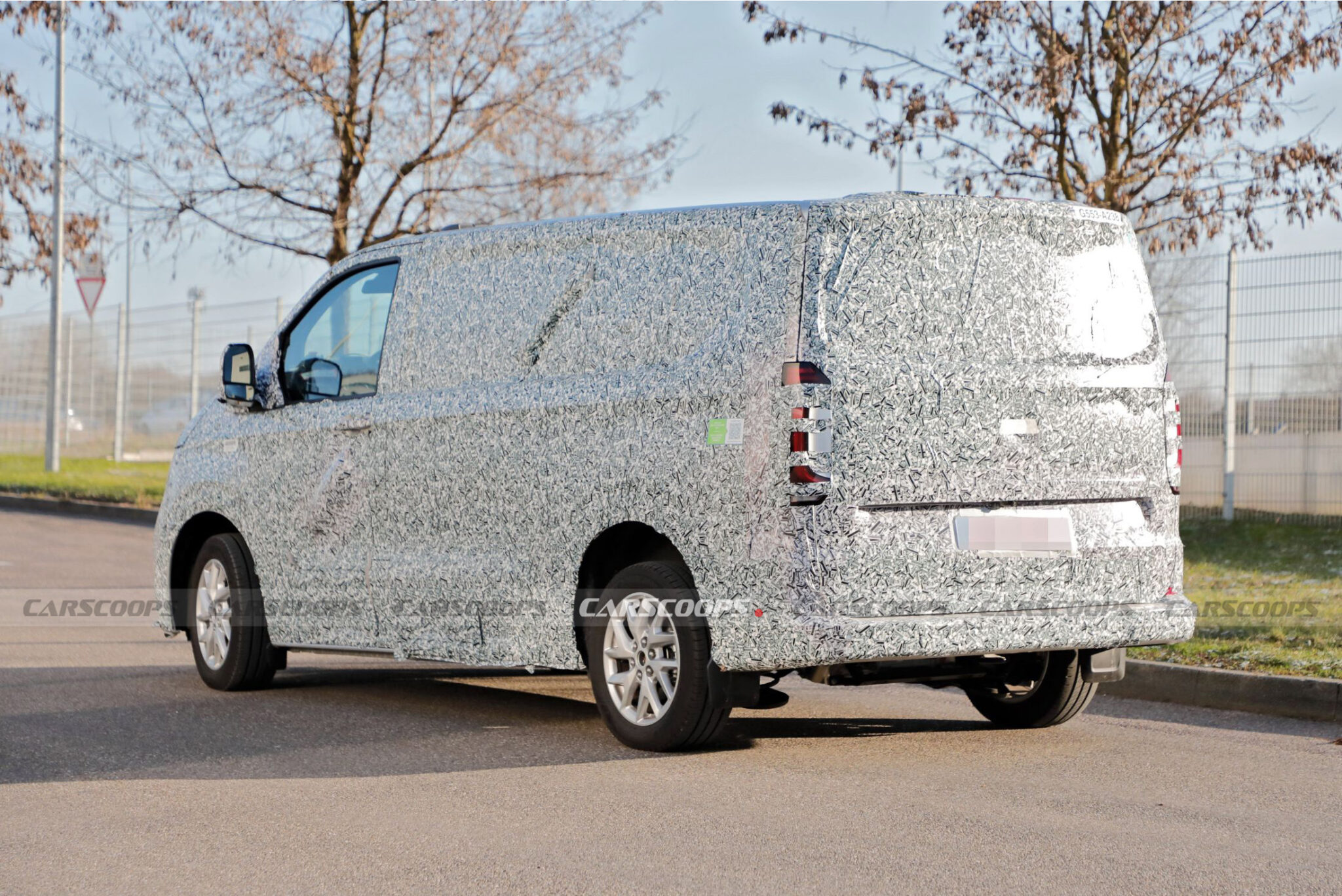 2025 VW Transporter T7 Spied In EV Form With A Double-Cab Flatbed Body ...