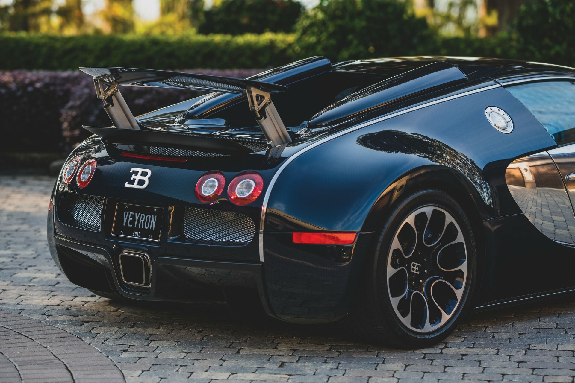 One Off Bugatti Veyron Grand Sport Sang Bleu Is A Hypercar Icon Carscoops