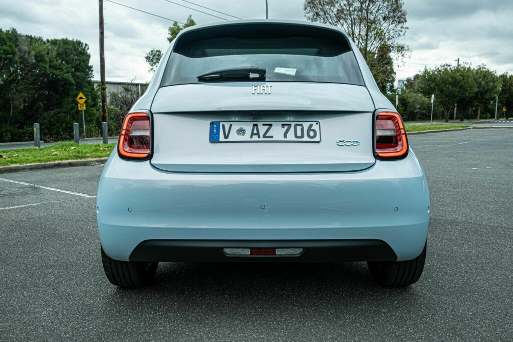     Essai Fiat 500e : Un véhicule électrique stylé, mais à quel prix ?