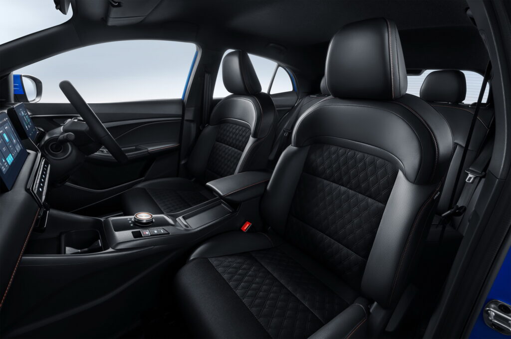 El MG3 2024 muestra un interior con pantallas duales antes del estreno en el Salón del Automóvil de Ginebra