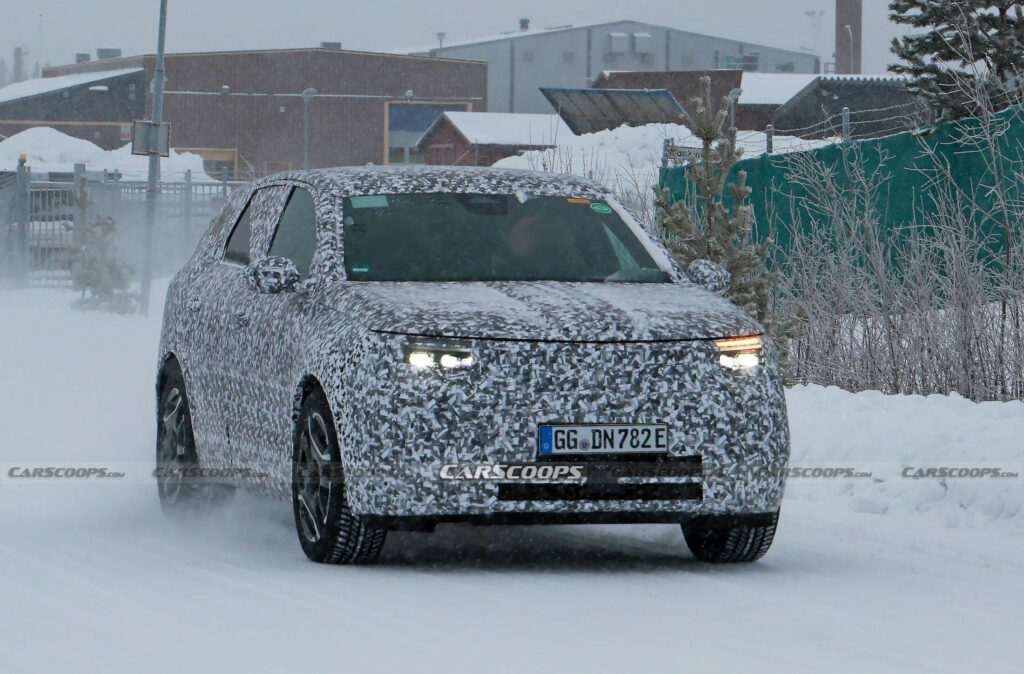 El Opel Grandland 2025 esconde su cara Vizor en las pruebas de invierno