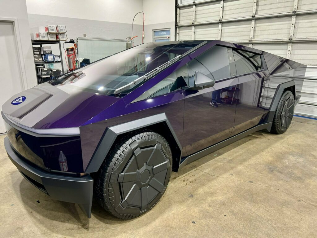     Le Tesla Cybertruck violet vif est plus beau que prévu