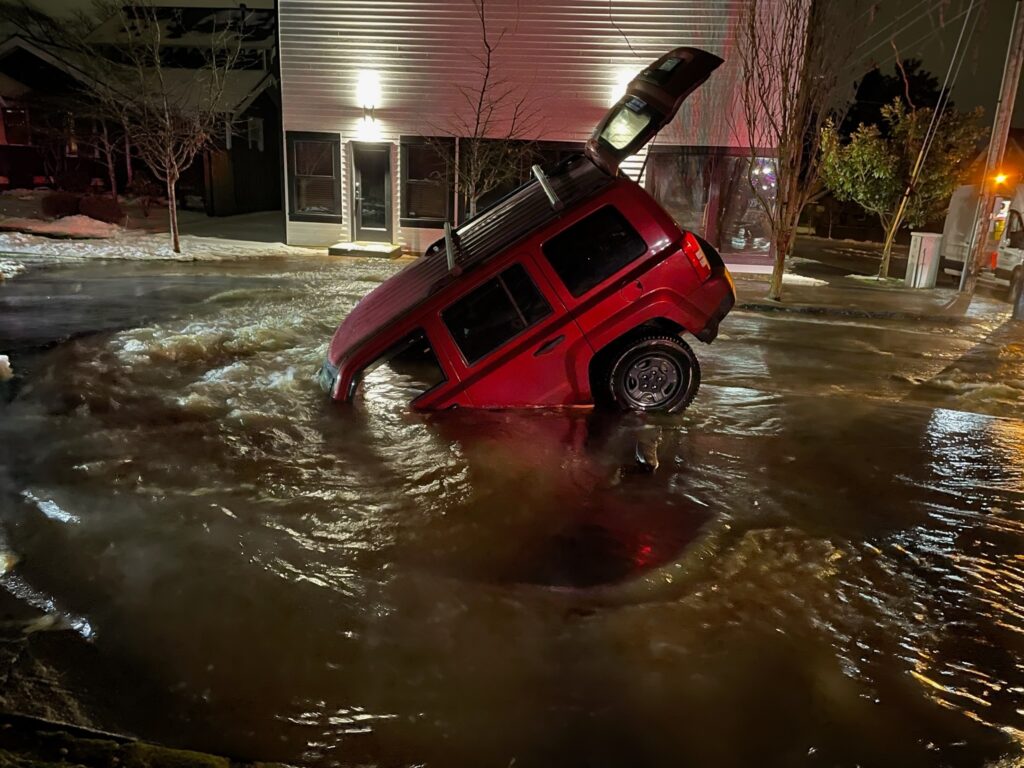     Une Jeep avalée par un gouffre de Vancouver 