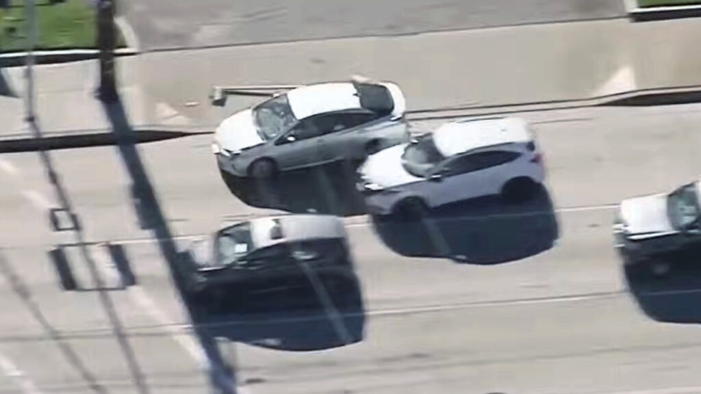     La police californienne percute une Prius en fuite, blessant un passant innocent