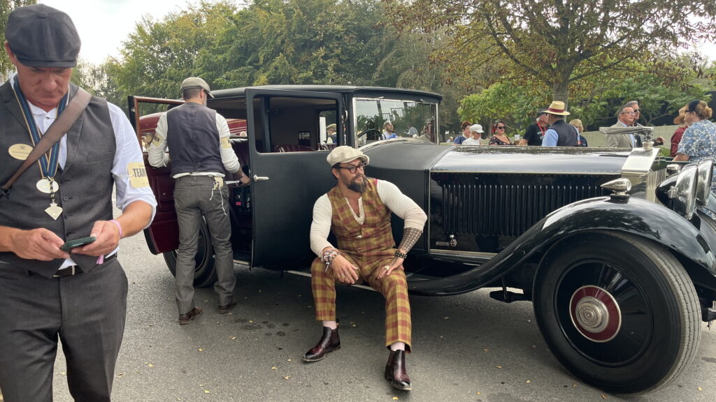     Jason Momoa est maintenant un flambeur EV dans une Rolls-Royce Phantom II vintage