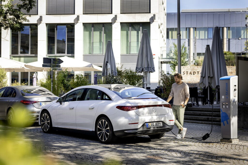  Mercedes Unveils Ultra-Portable ‘Wallbox’ for Roaming EVs