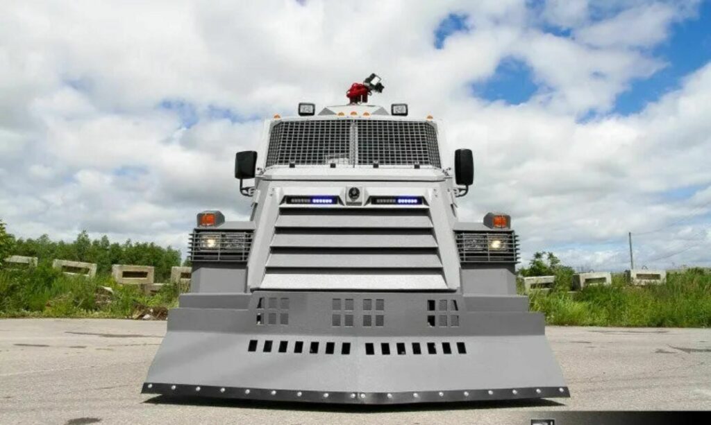     Ce véhicule anti-émeute Inkas de 2,9 millions de dollars est un autre camion d'apocalypse zombie que vous ne pouvez pas acheter