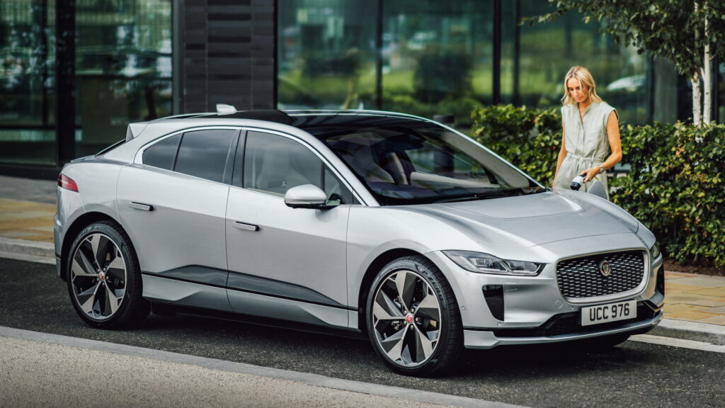     Jaguar Land Rover réduit ses projets de véhicules électriques pour se concentrer sur les hybrides