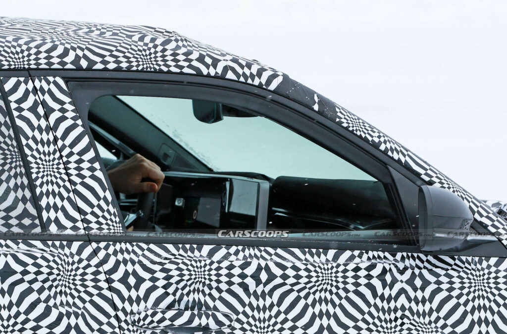     Le nouveau crossover électrique Renault 4 espionné et affiche un tableau de bord numérique non rétro