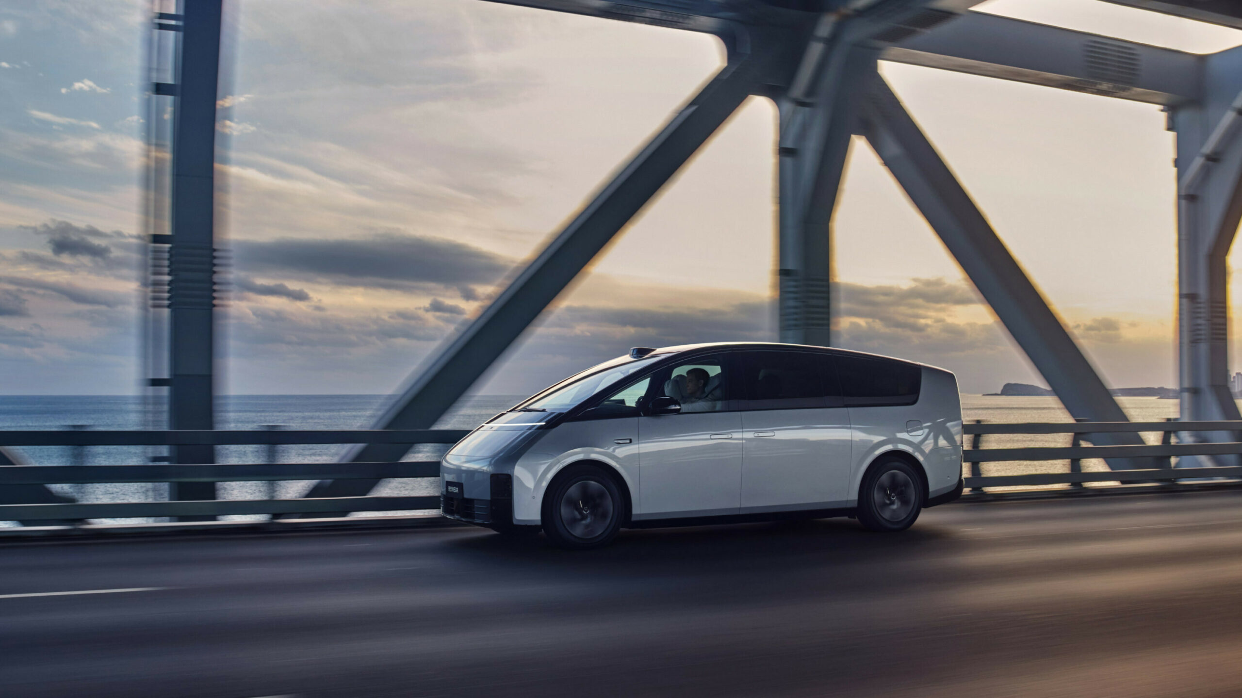 Li Auto Mega EV Is A 5.5 Second Sleeper That Recoups 311 Miles In 12 ...