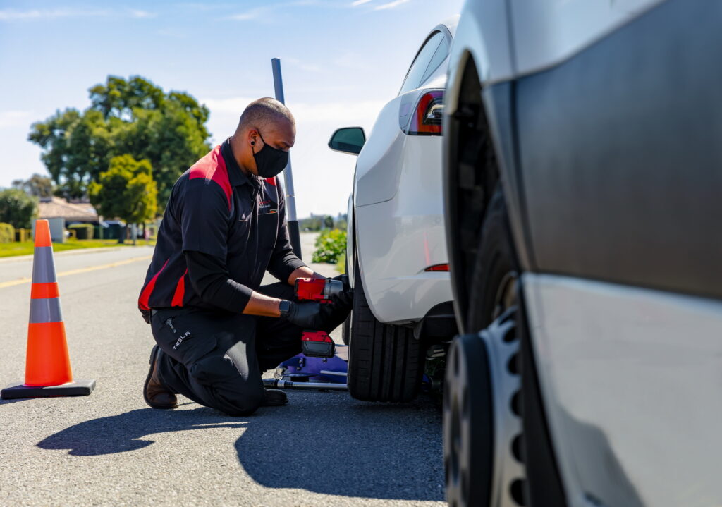  Tesla Hiring Service Operations Manager To Eradicate Need For Car Service